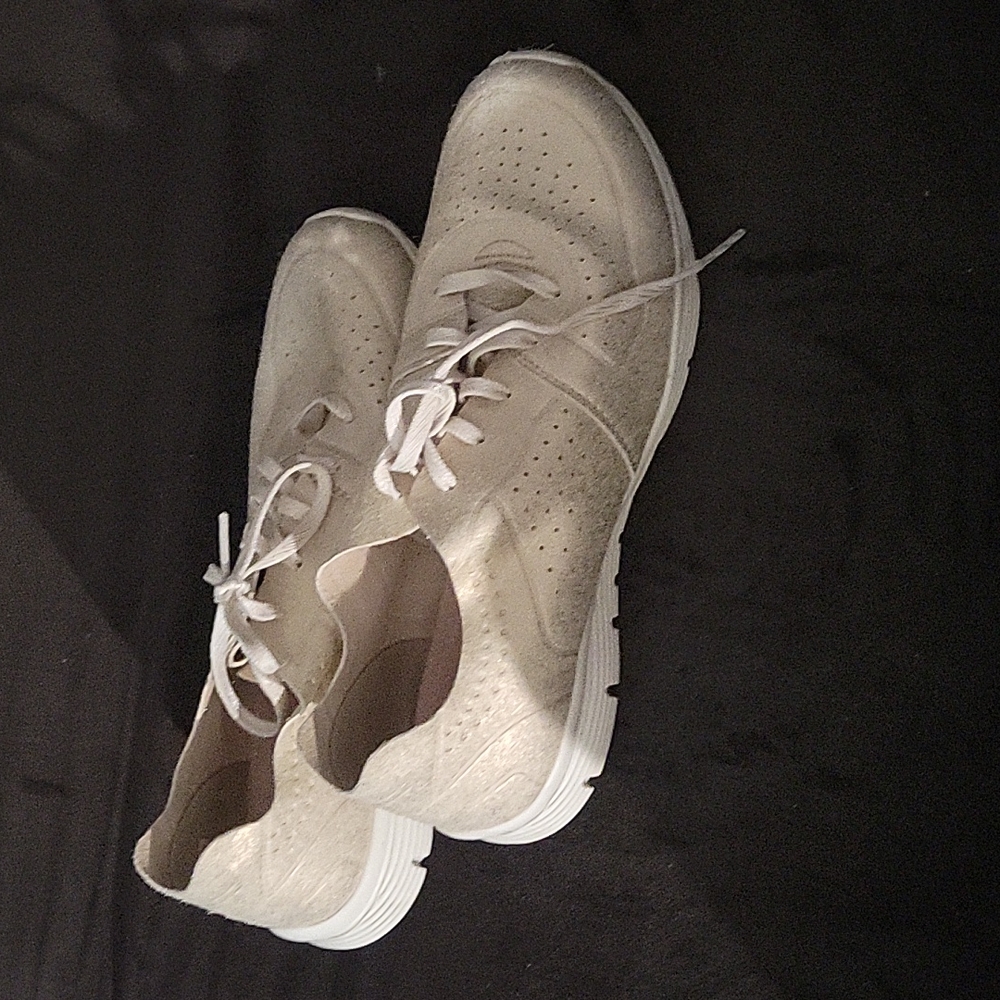 Gold sketchers size 9